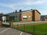 Ruime villa (half-open bebouwing) op 391 m2 grond, gelegen aan de rand van Wenduine, op 5 minuutjes wandelafstand van het centrum en het strand. Deze perfect onderhouden woning biedt u een ruime woonkamer, afzonderlijke en volledig ingerichte keuken, ruime inkomhall met toilet, 3 ruime slaapkamers, badkamer met ligbad, garage met sectionale poort, zuidwest georiënteerde tuin, 2 kelders, overal rolluiken, dubbele beglazing... Mits wat eenvoudige verfraaiingen naar eigen smaak maakt u van deze woning een droom van een thuis! (13/023)